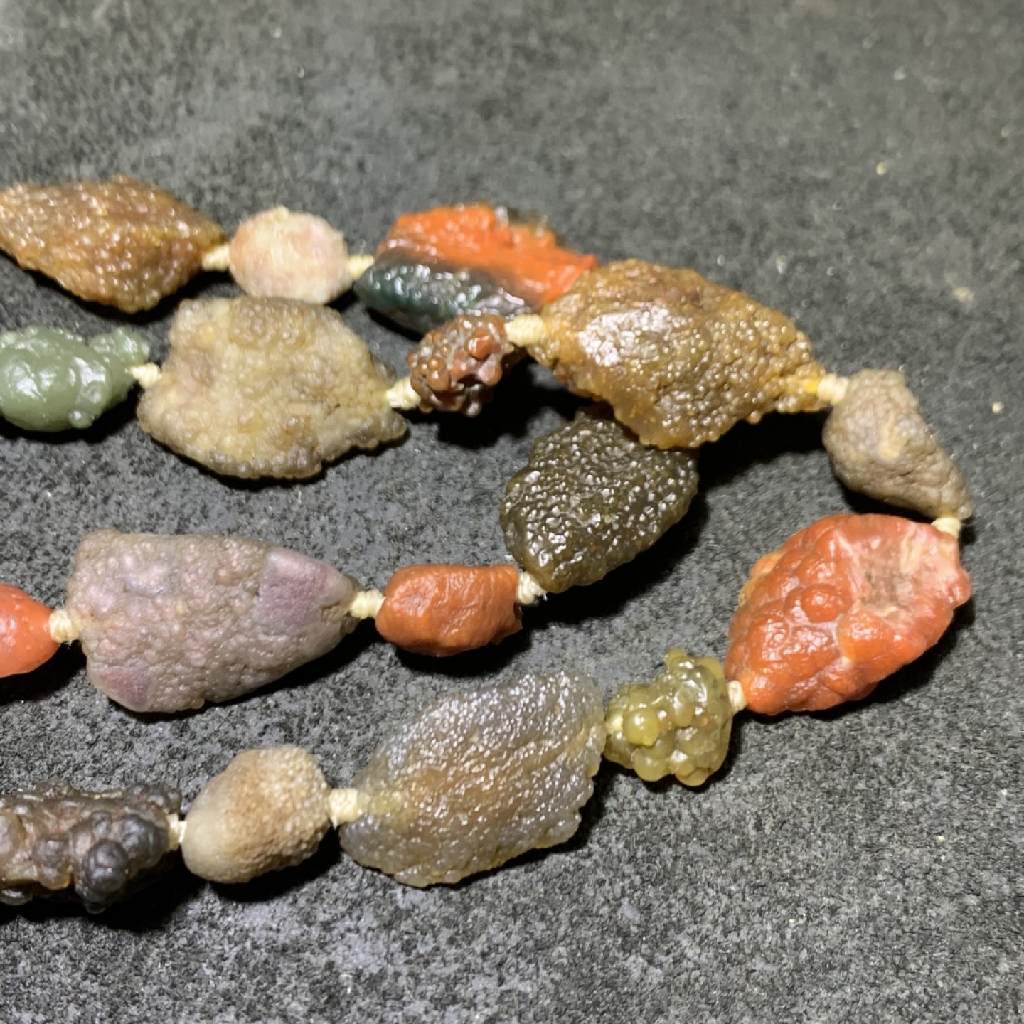 精美新疆黑山筋脉石玛瑙原石项链一条，