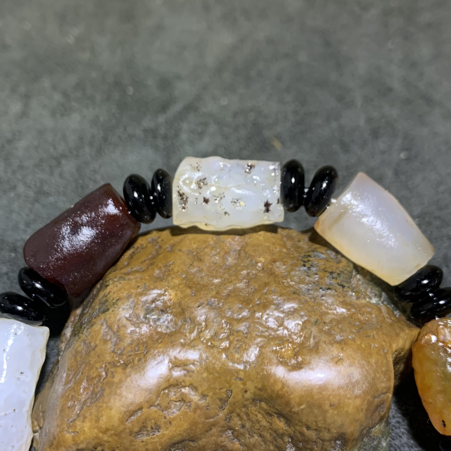精美戈壁天然管状玛瑙原石手串一条，