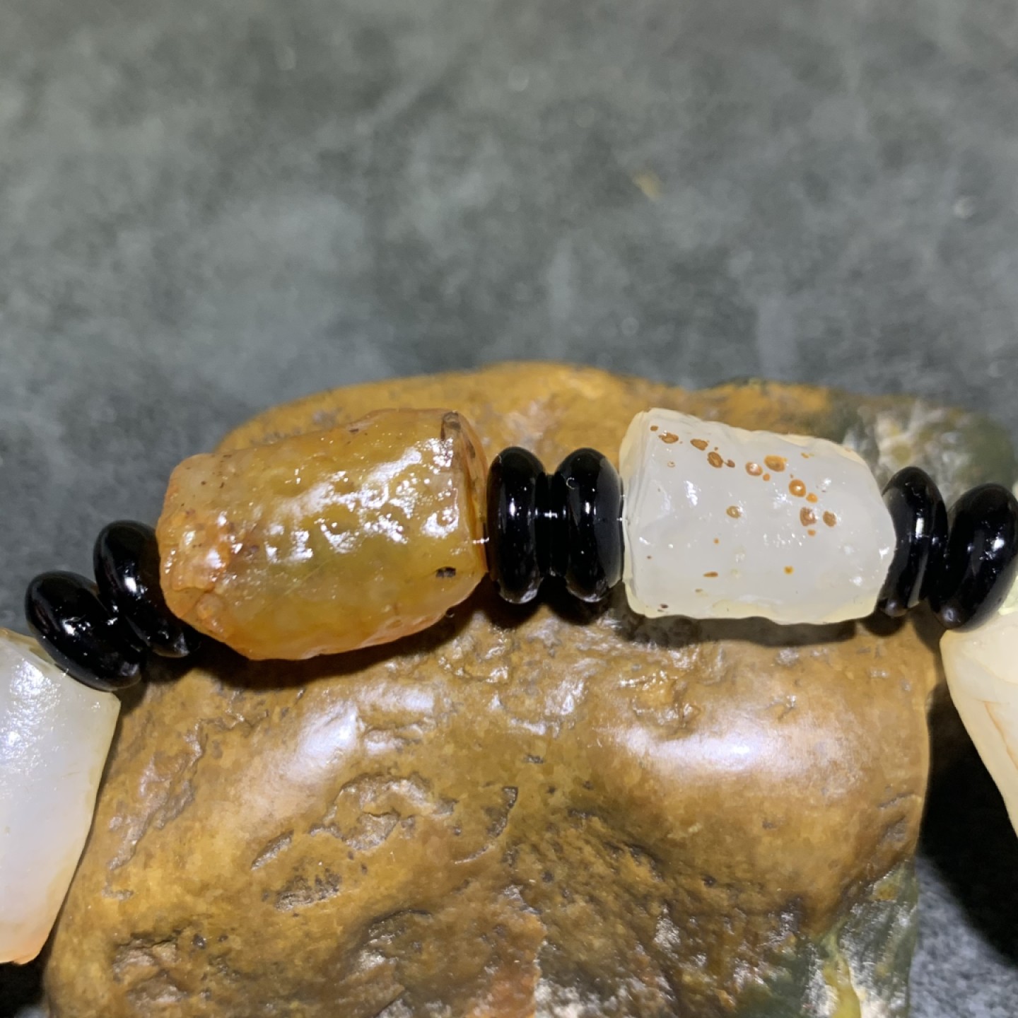 精美戈壁天然管状玛瑙原石手串一条，