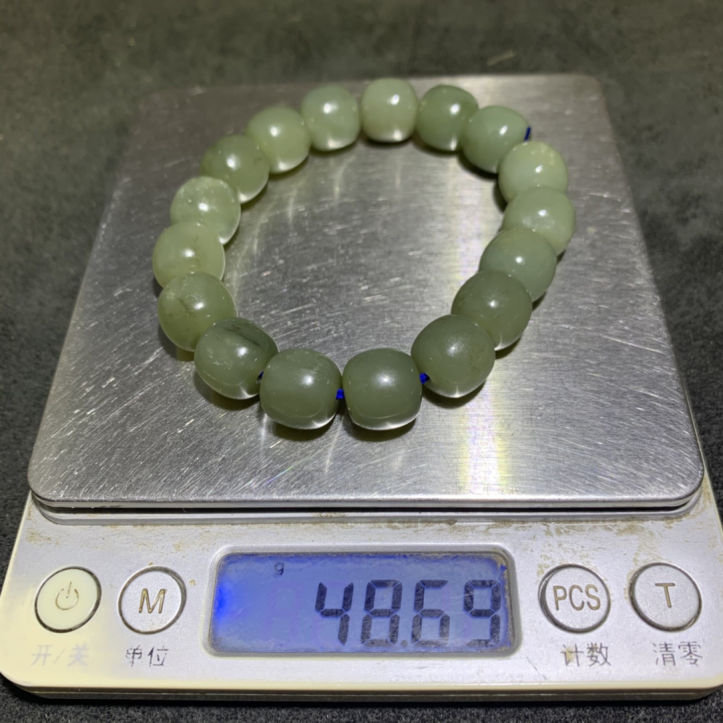 天然新疆且末料和田玉老型桶珠手串一条，