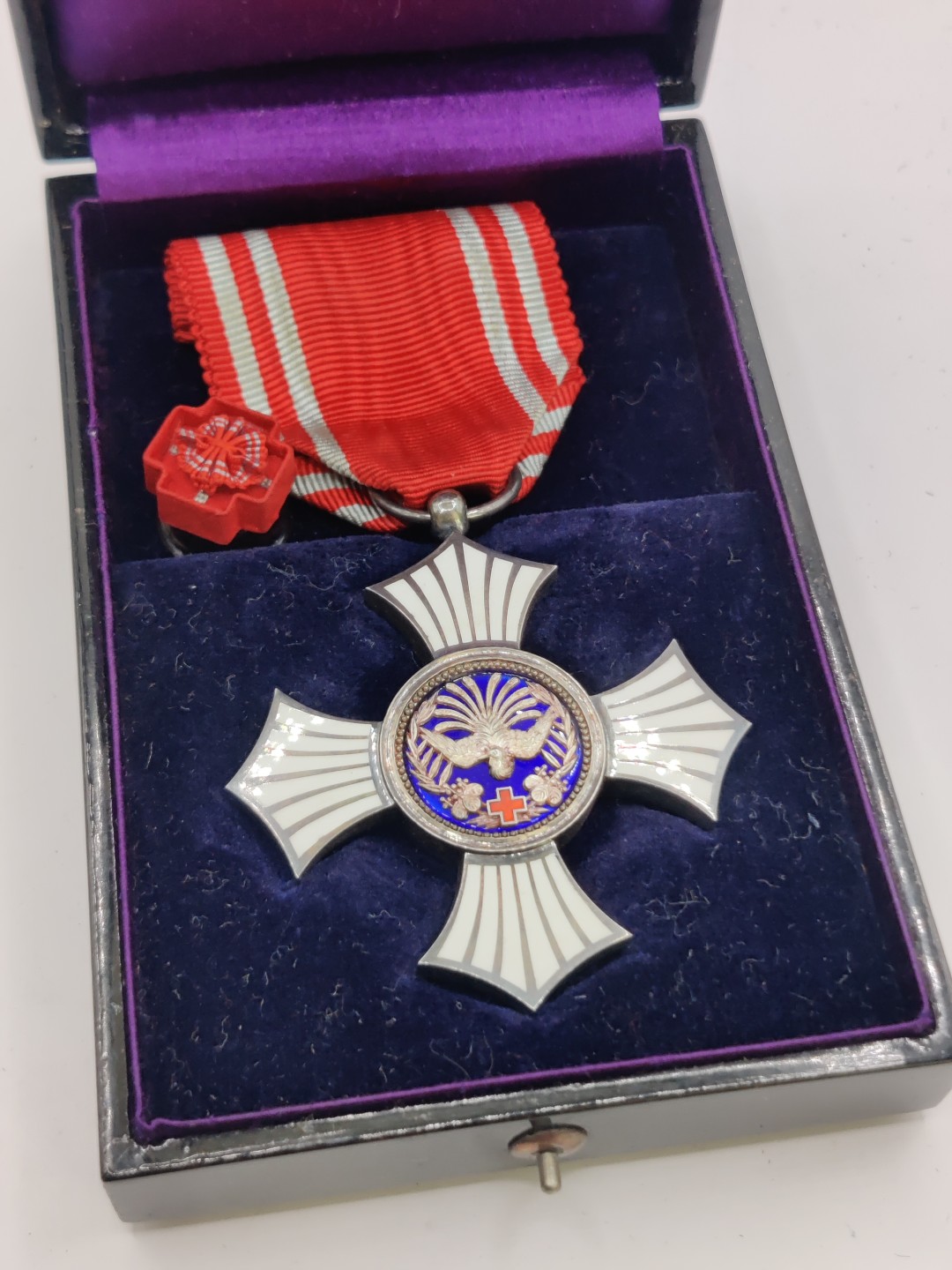 全场0元起拍 第27期 咸鱼国勋章拍卖专场 2月5日（周日）下午6：00开始 早期漆木盒赤十字有功章 银制带略