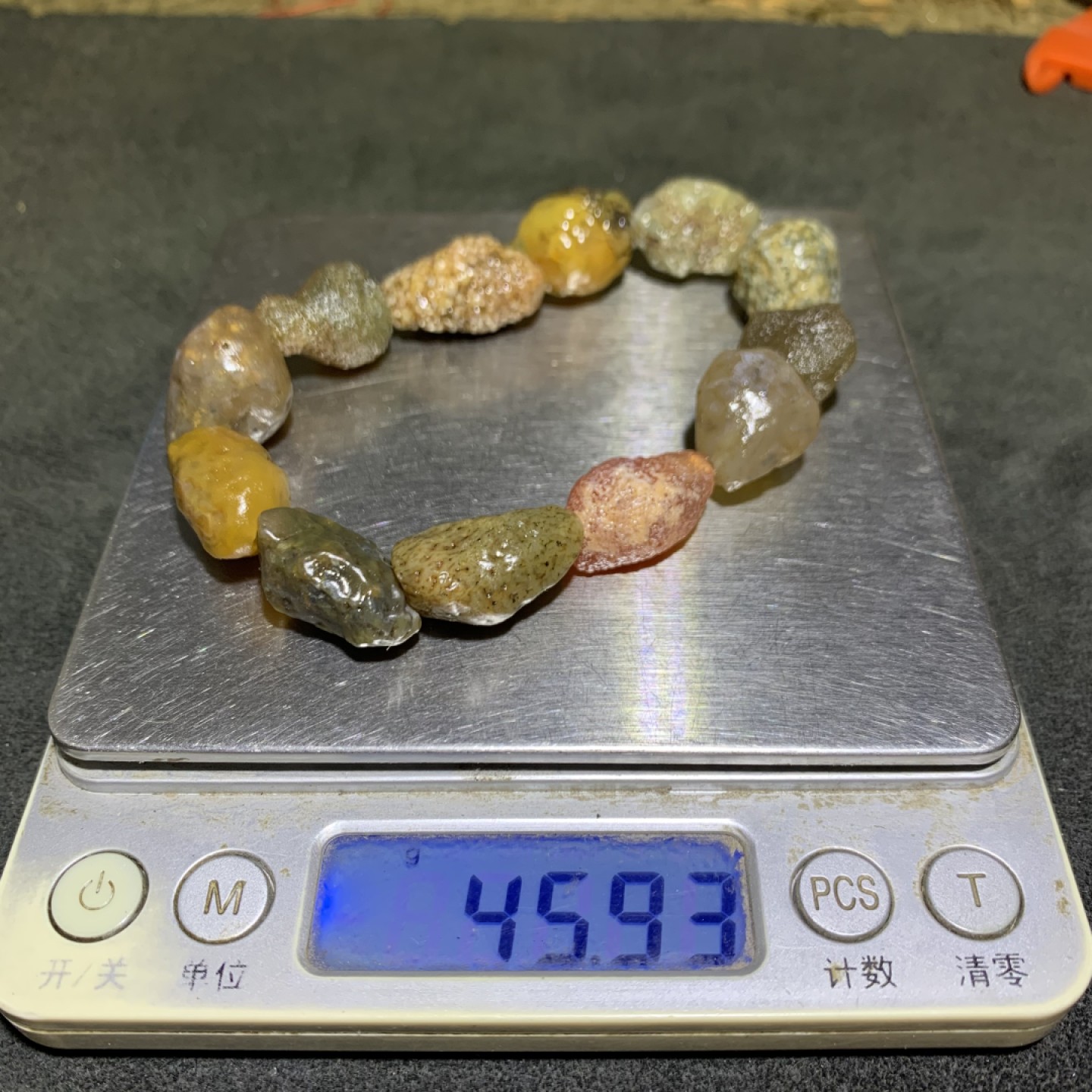 精美筋脉石原石手串一条，