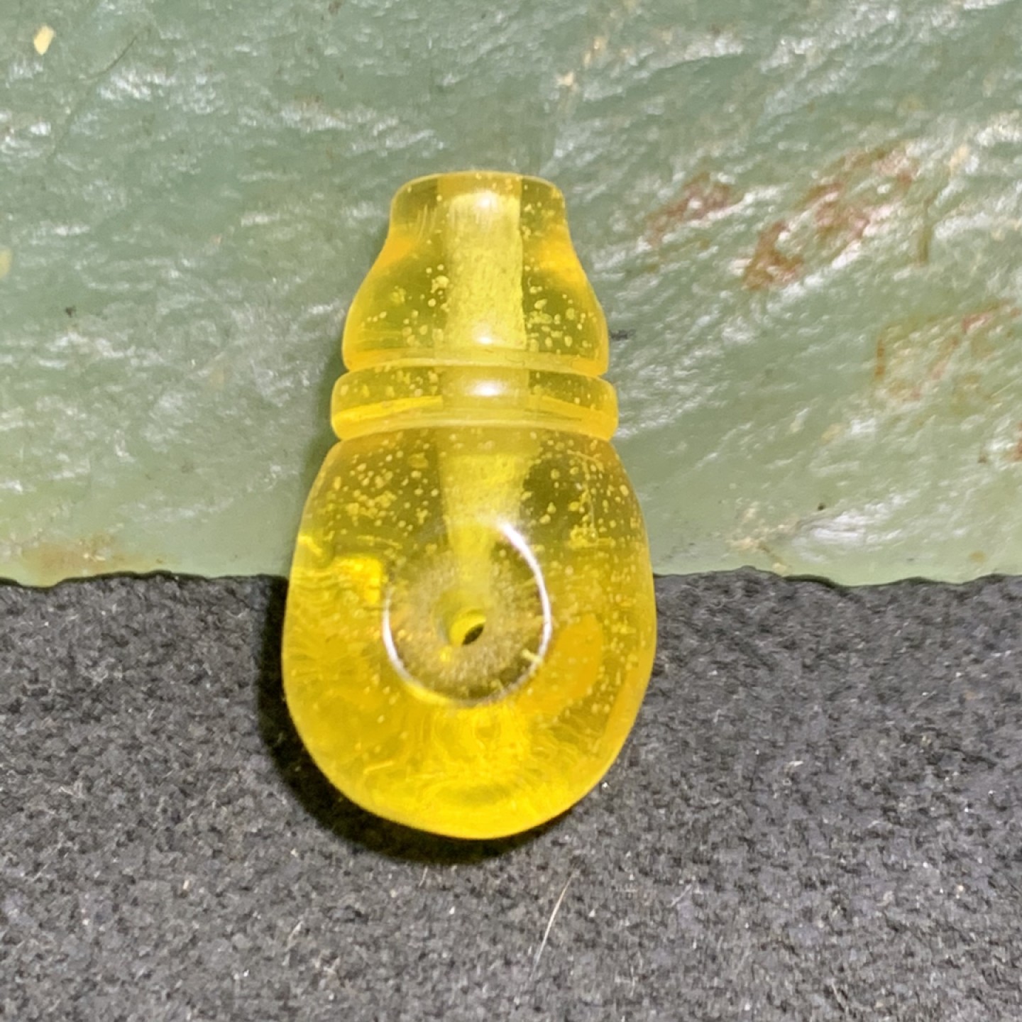 天然乌克兰鸡油黄蜜蜡立体葫芦一体佛头三通一个
