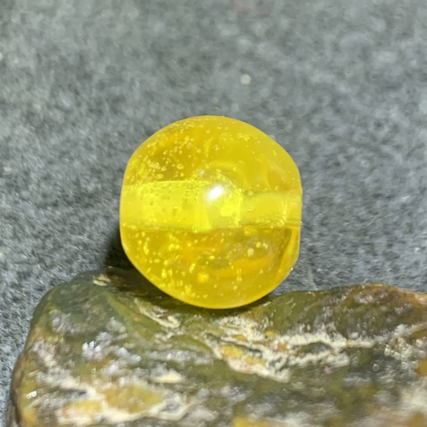天然乌克兰鸡油黄蜜蜡立体葫芦一体佛头三通一个