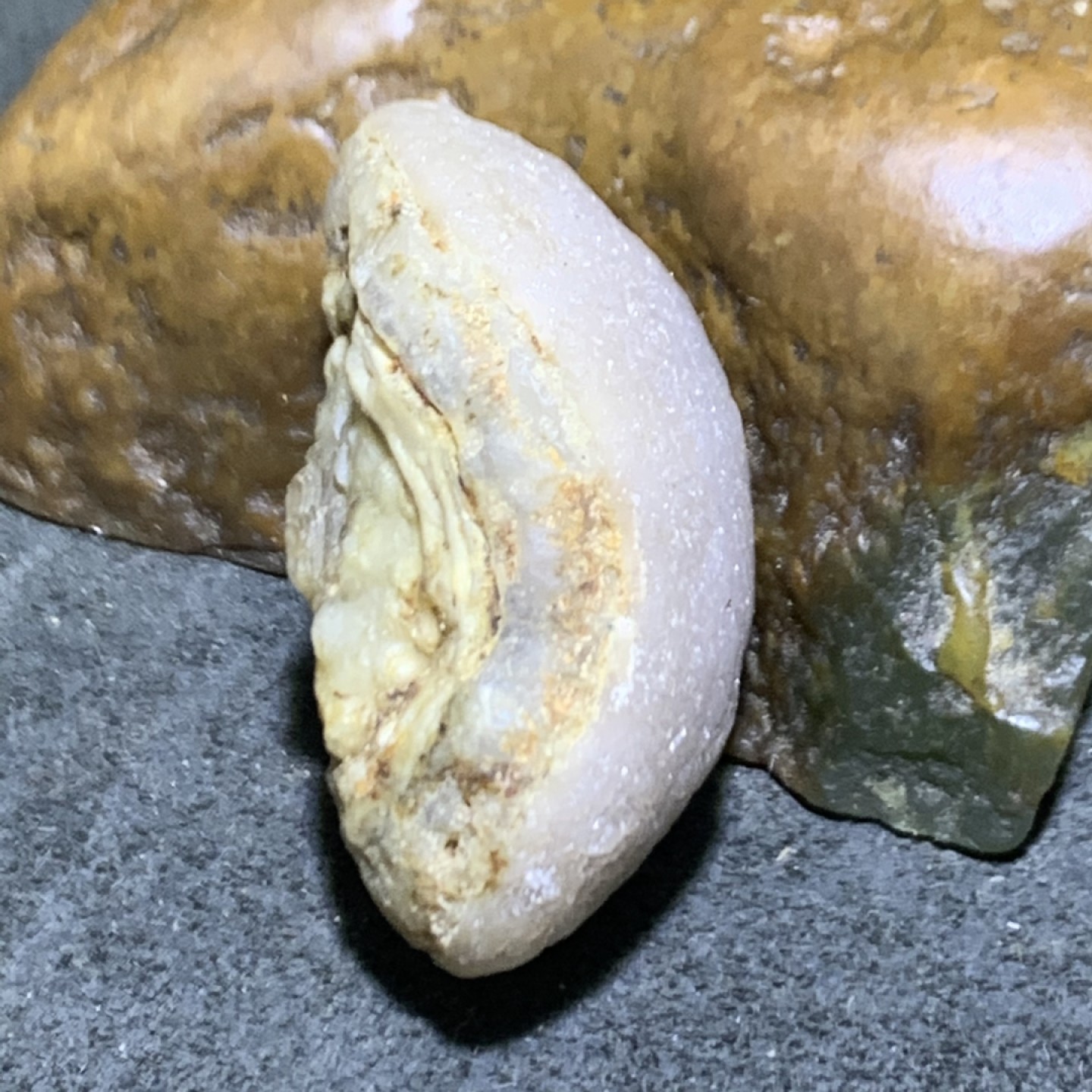 精美独眼字眼石原石一颗，
