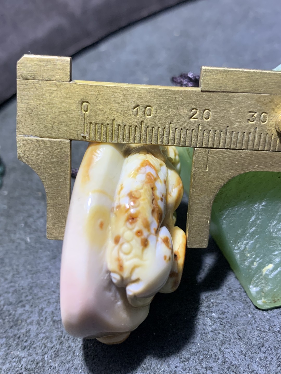 精美戈壁彩玉雕刻如意貔貅吊坠一个！