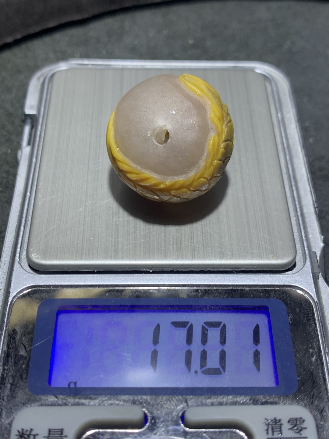 精美冰飘亚光战国红玛瑙手工俏色巧雕金龙鱼圆珠一个，
