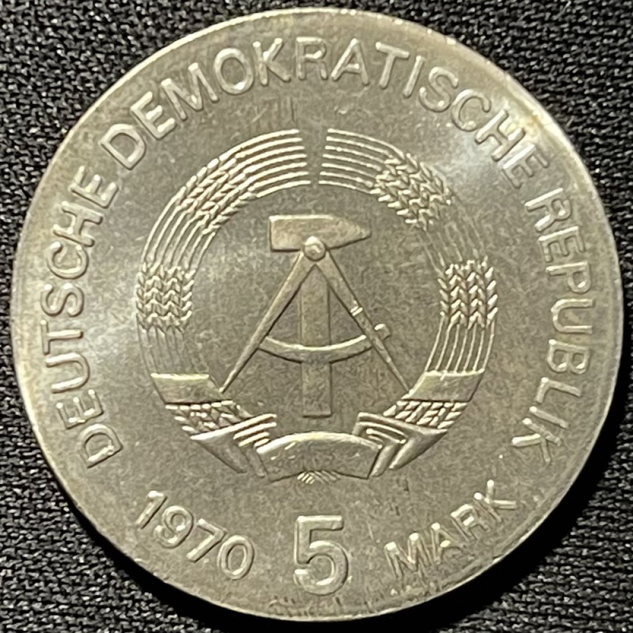 紫瑗钱币——第264期拍卖 民主德国 1970年 物理学家 伦琴诞辰125周年 5马克 纪念币 UNC