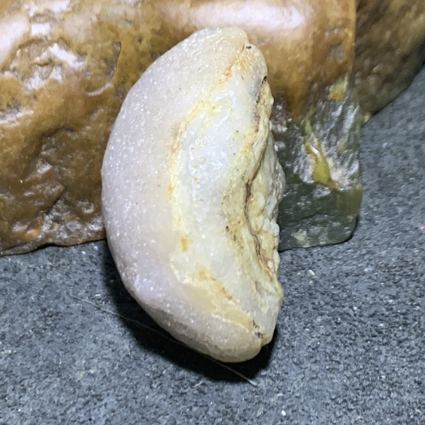 精美独眼字眼石原石一颗，