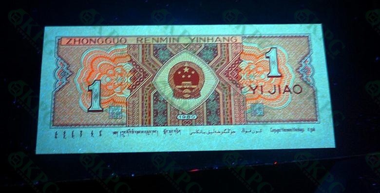 一线荧光币第46期拍场 8001GS4023至尊红牡丹，GS40231671，评级币单张，至尊牡丹是在背红里面的惊奇发现，GS4023流水的壹角背红与其他流水的效果明显不同，它的红更为鲜艳，更醒目，对比其他冠号和流水有明显区别，经过钱坤评级实物对比，效果比普通背红更亮丽，至尊红牡丹的发现使得8001“牡丹”家族又添一位新成员。