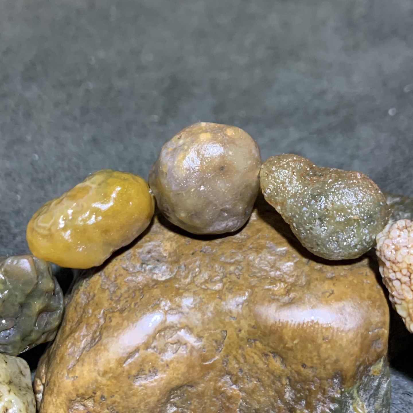 精美筋脉石原石手串一条，