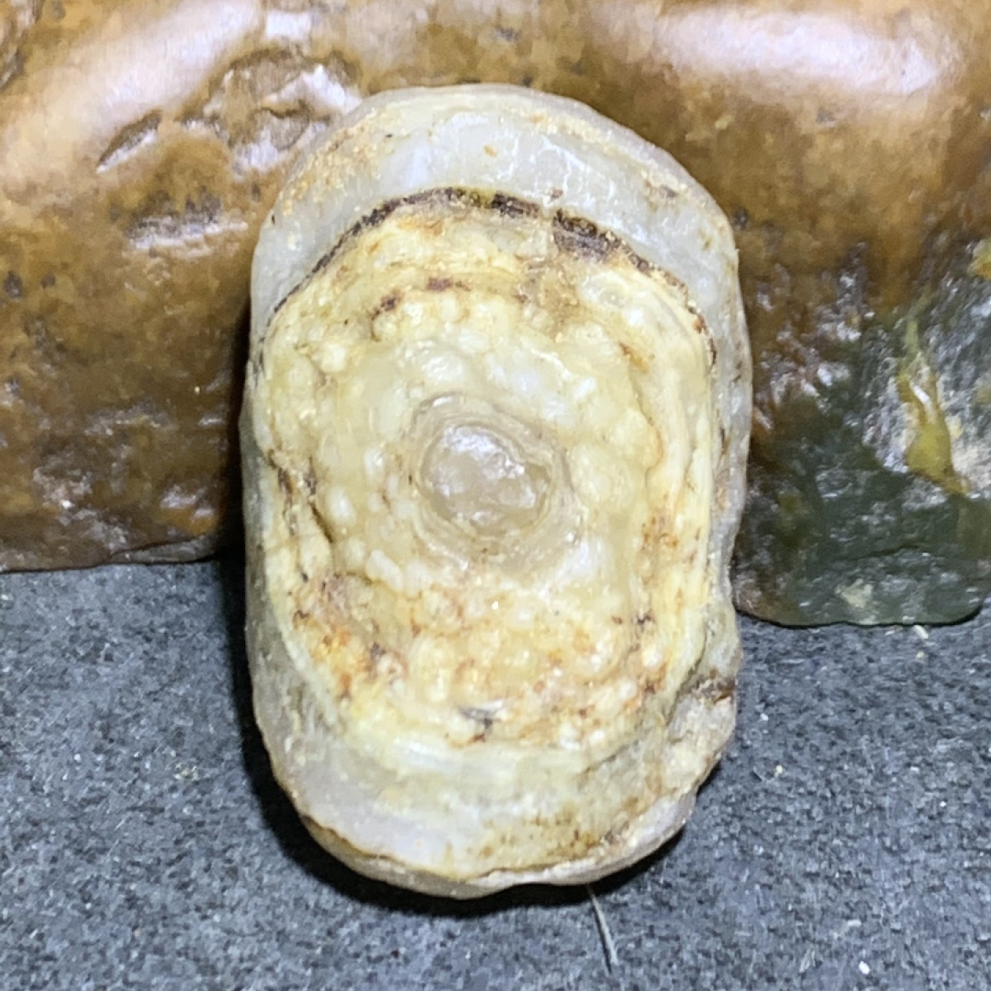 精美独眼字眼石原石一颗，