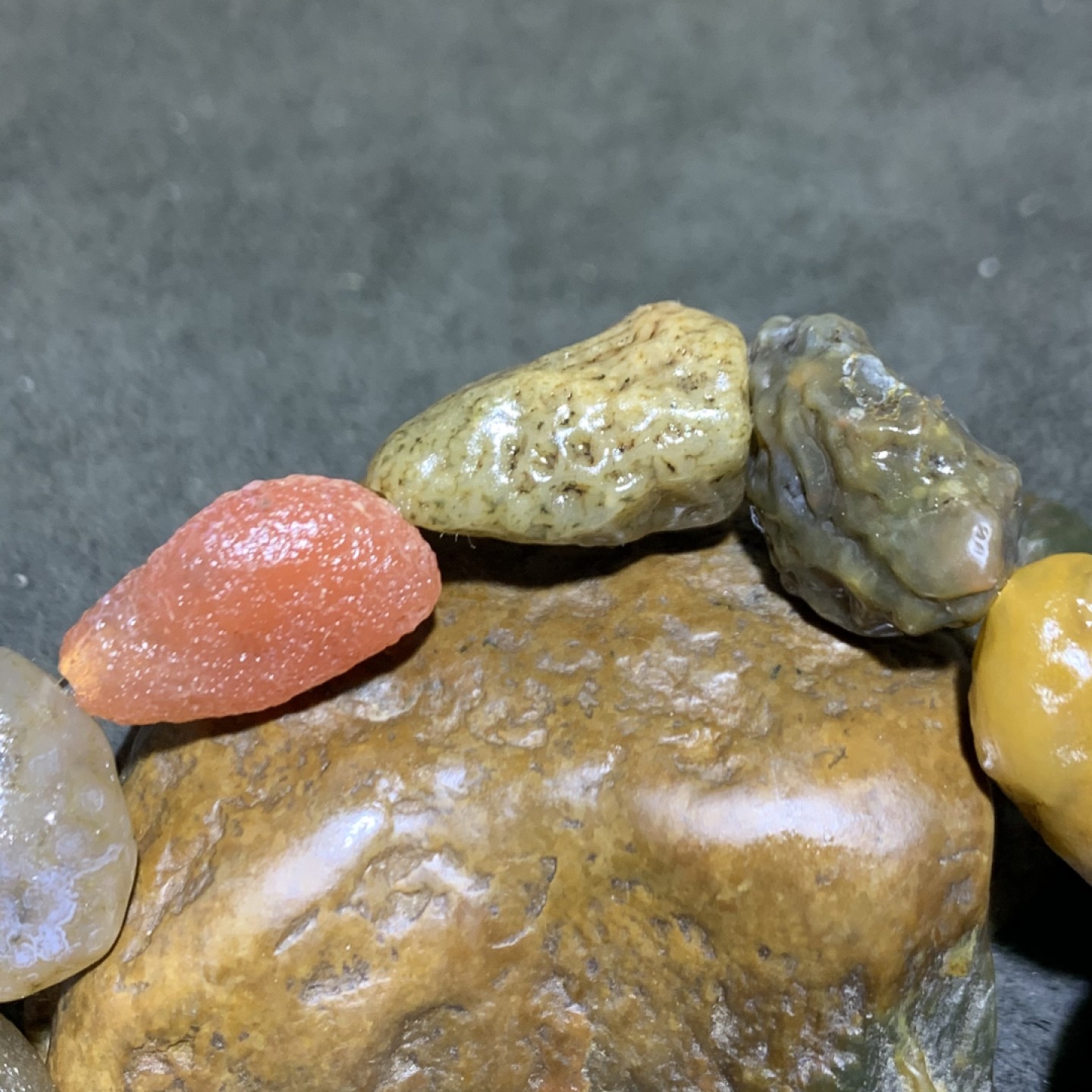 精美筋脉石原石手串一条，