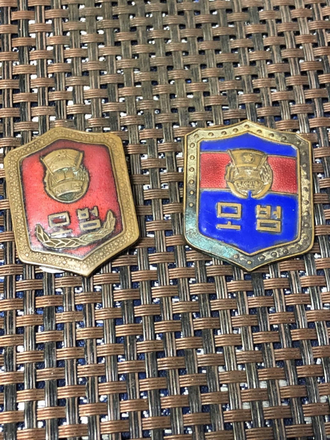朝警察章