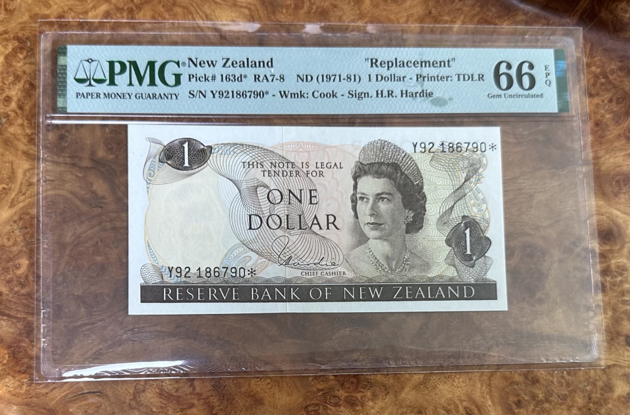 Chase Auction 第16期 - - 外钞、民国钞和一版人民币混合场！ 1971年新西兰1元，高冠女王，PMG66！