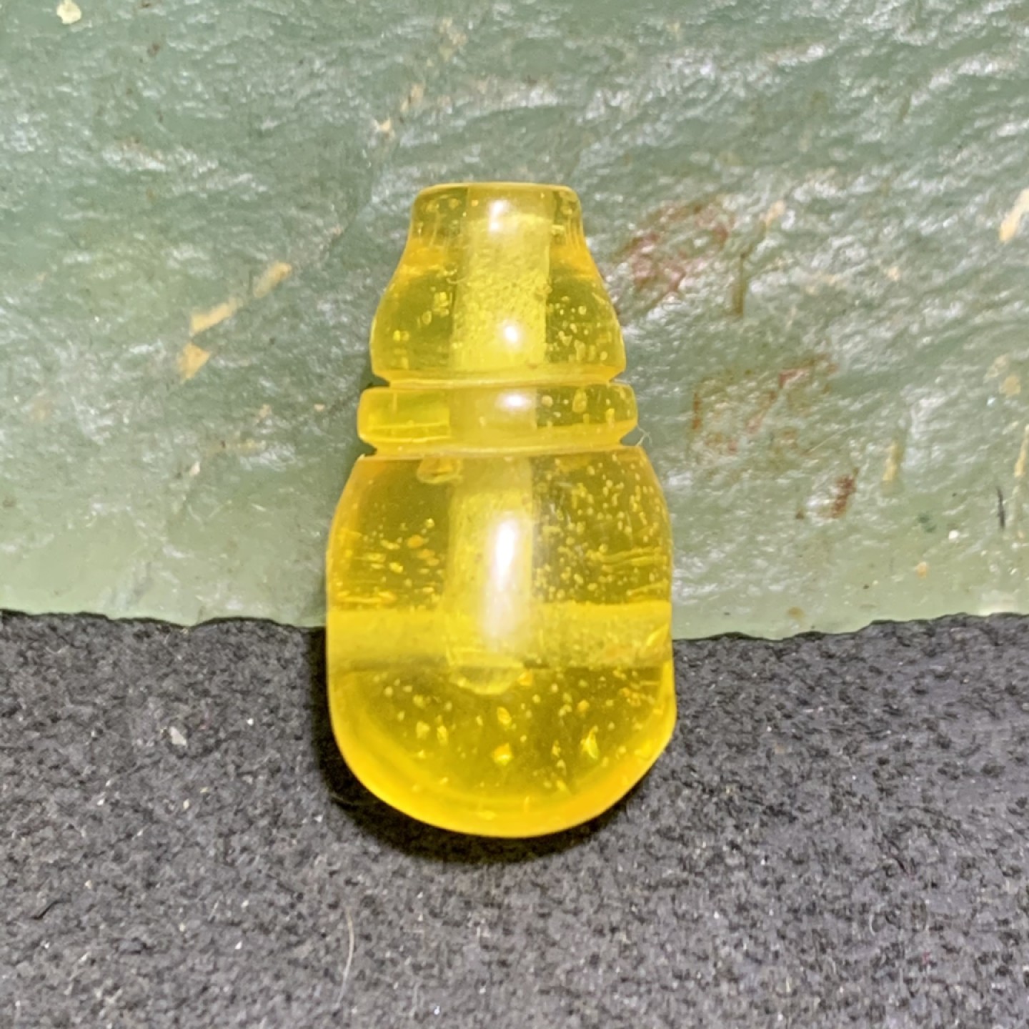 天然乌克兰鸡油黄蜜蜡立体葫芦一体佛头三通一个