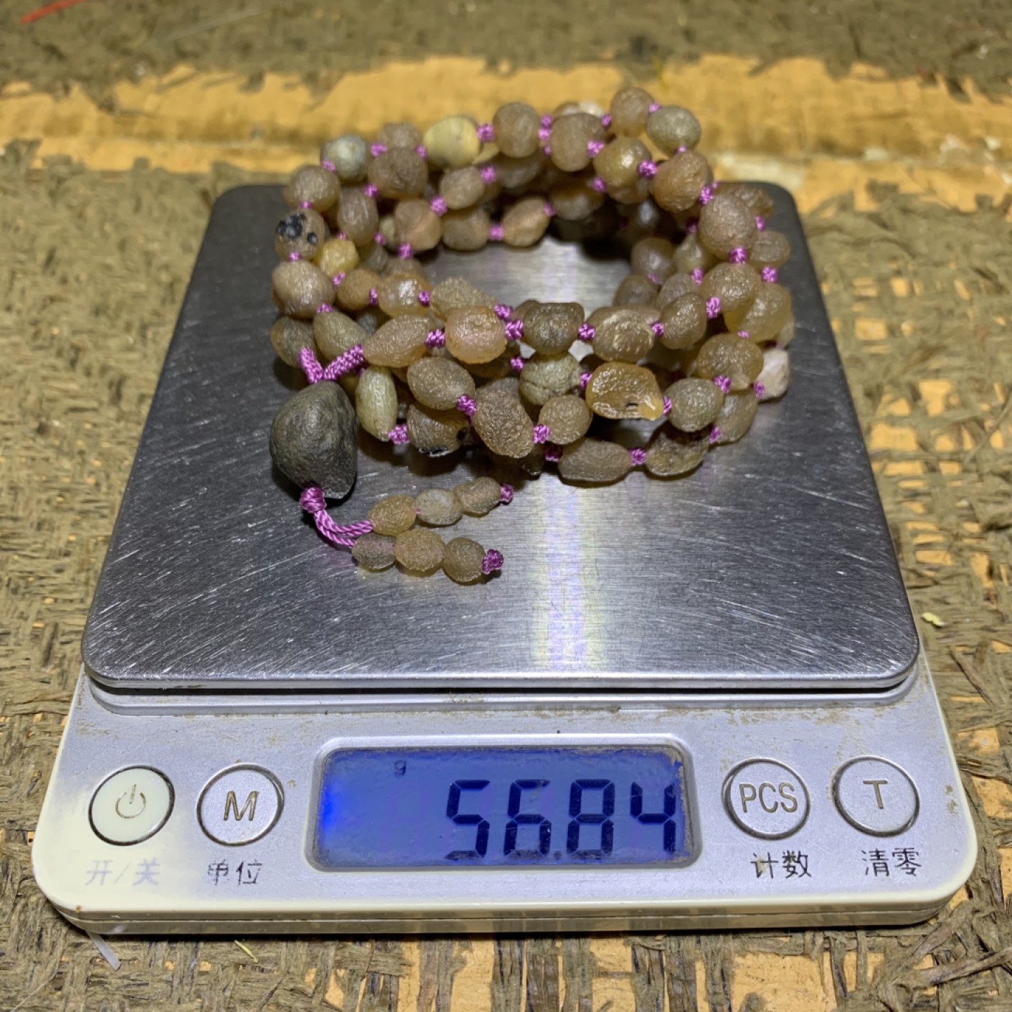 精美戈壁冰透紫罗兰葡萄干筋脉原石108项链一条！