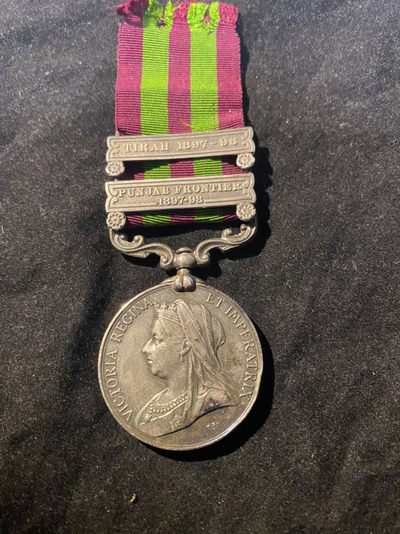 盛世勋华——号角文化勋章专场拍卖第88期 - 英国印度服役奖章（1895-1902版）银制 维多利亚女王版 少见带双条（旁遮普前线 拉赫条）授予在英属印度西北镇压当地部族叛乱的英印军 英国前首相丘吉尔1896年在印度服役也参与了该战争，获得了带旁遮普前线条的印度服役奖章 见图11