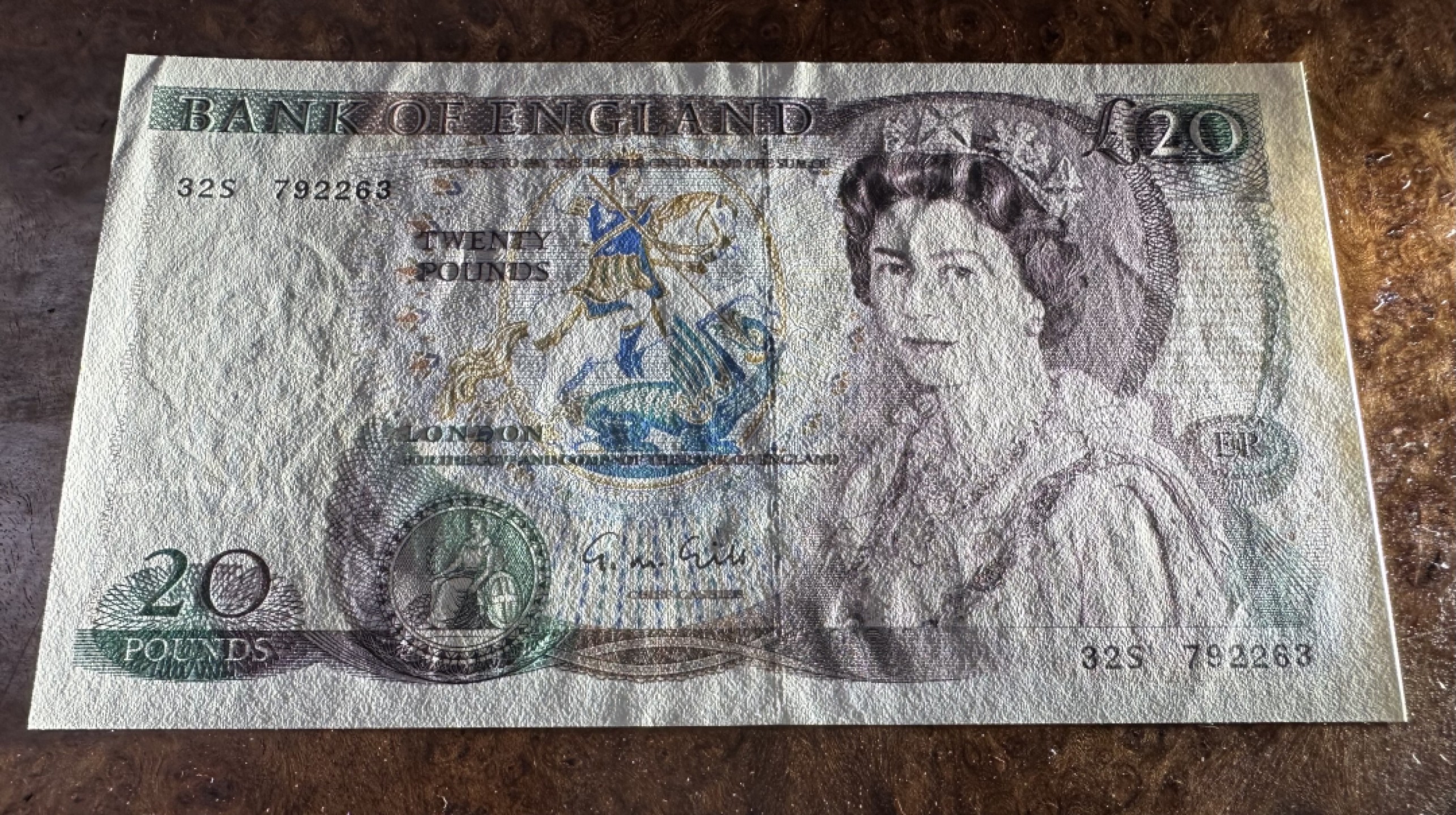 Chase Auction 第16期 - - 外钞、民国钞和一版人民币混合场！ 英国D序列20镑，品相如图！UNC-，有压痕！