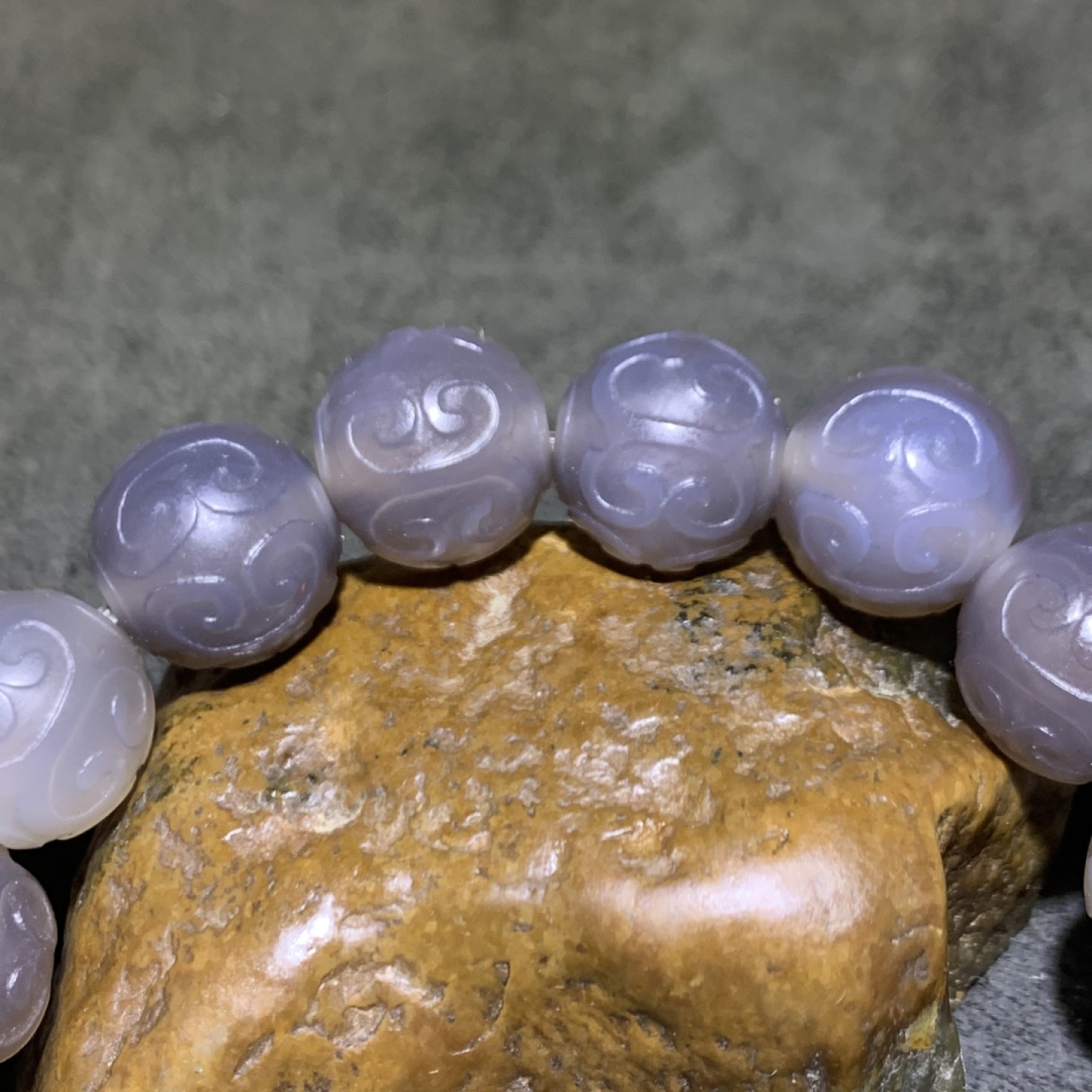 天然舍利灰色玛瑙雕刻回纹珠（云纹珠）手串一条，