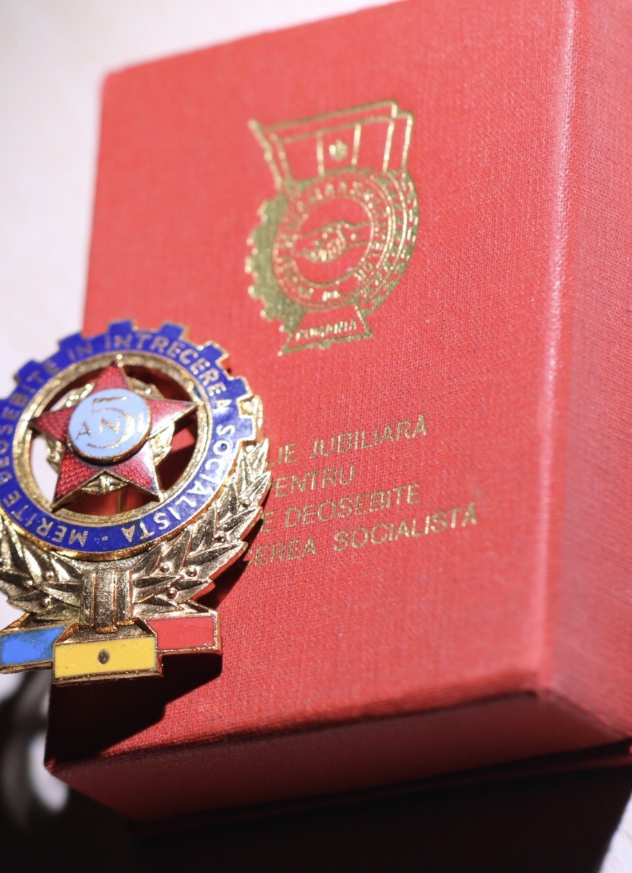 大猫徽章拍卖第215期  罗马尼亚五年计划证章 铜质