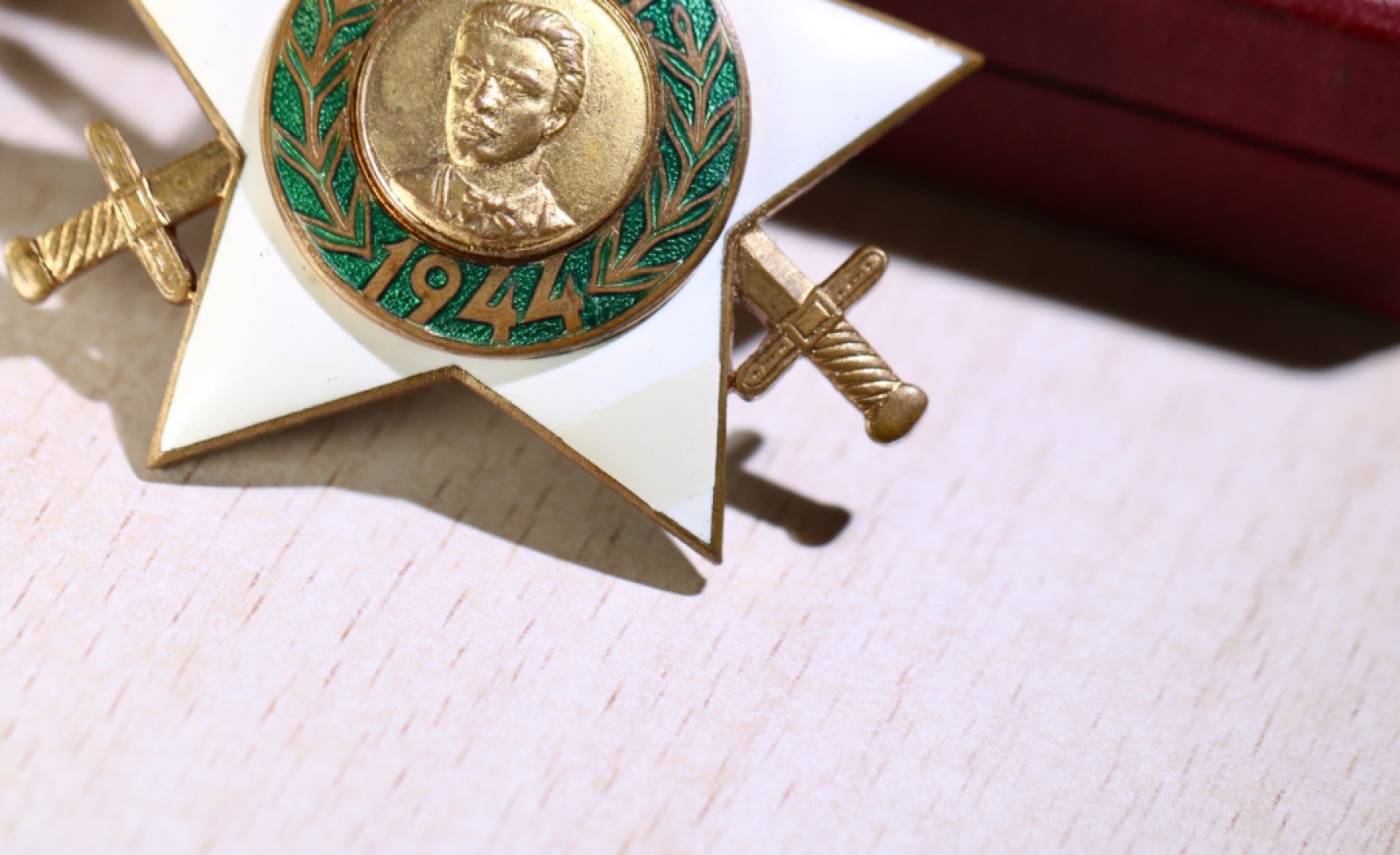 大猫徽章拍卖第215期  保加利亚转轮版二级九月九勋章（军事版、民事版）军事版五点钟方向珐琅有修复。