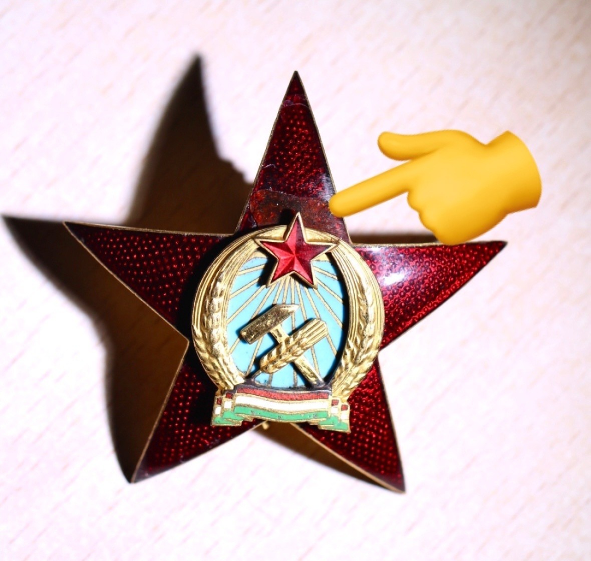 大猫徽章拍卖第215期  匈牙利(社会主义)四级国家功勋勋章星章 少见 珐琅12点方向有修复