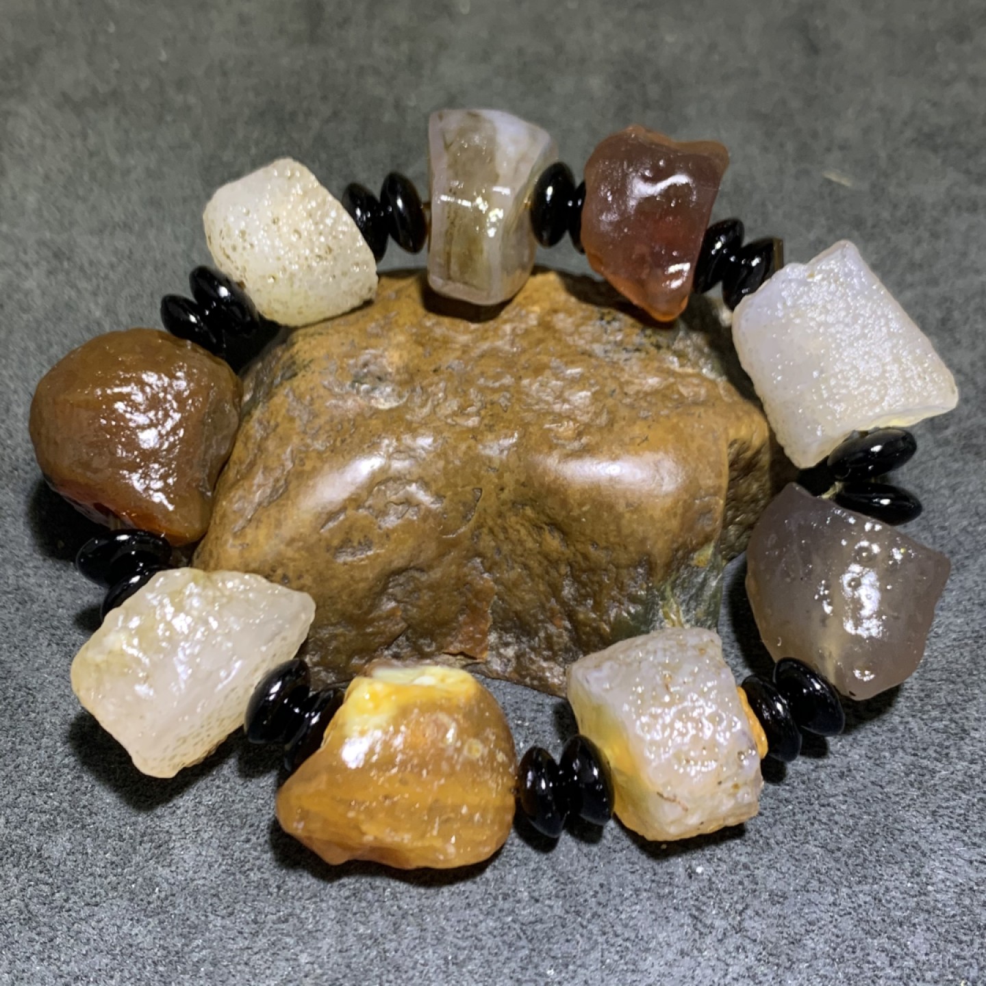 精美阿拉善玛瑙片状原石手串一条