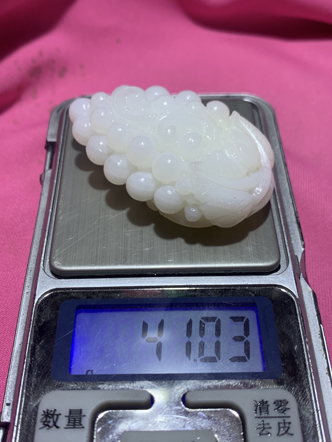 精品高玉化黄白双色料贝化玉手工俏色巧雕葡萄吊坠（把件）一个，