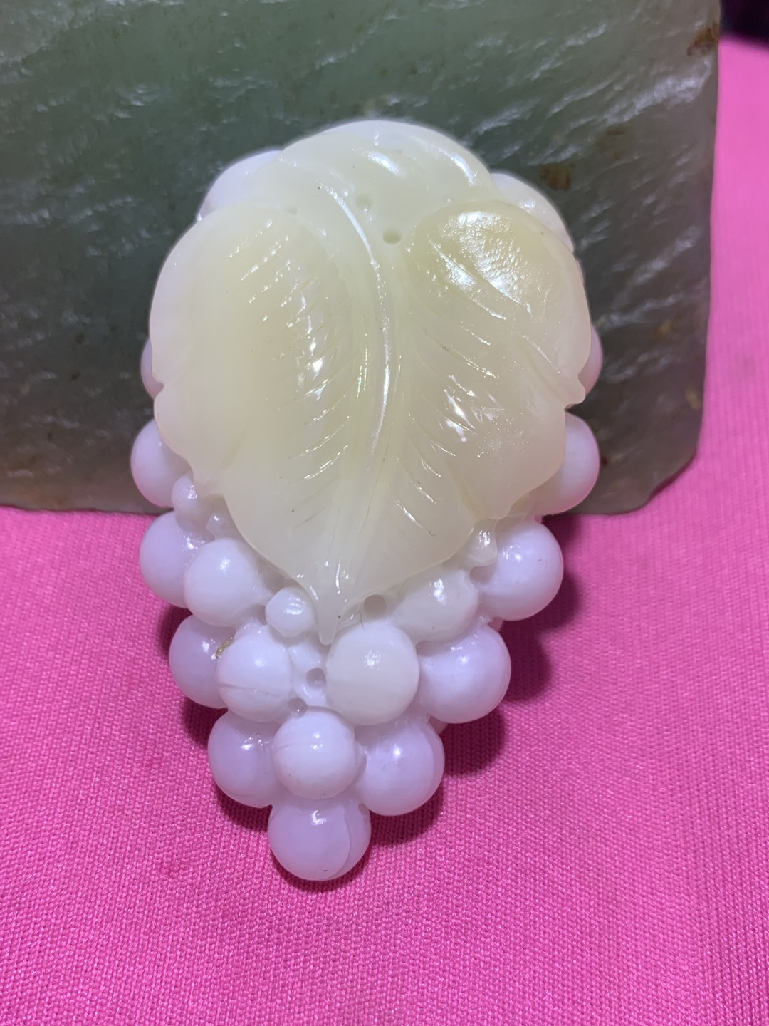 精品高玉化黄白双色料贝化玉手工俏色巧雕葡萄吊坠（把件）一个，