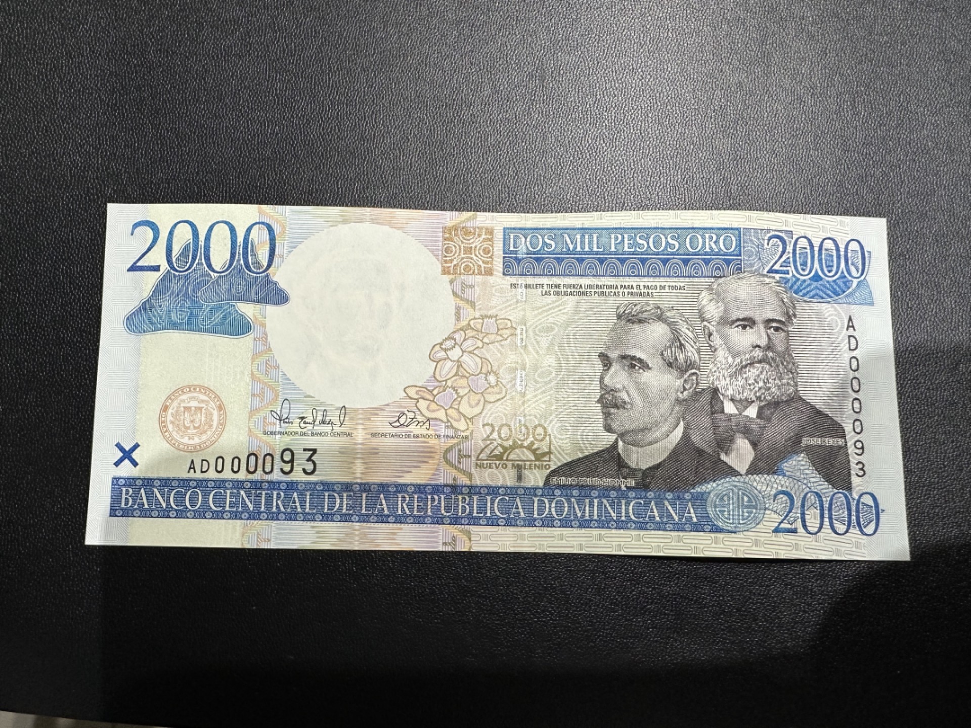 《外钞收藏家》第二百三十七期 多米尼加2000 千禧纪念钞 全新UNC