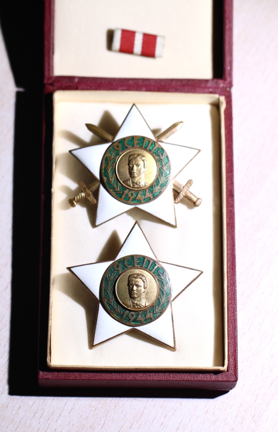 大猫徽章拍卖第215期  保加利亚转轮版二级九月九勋章（军事版、民事版）军事版五点钟方向珐琅有修复。