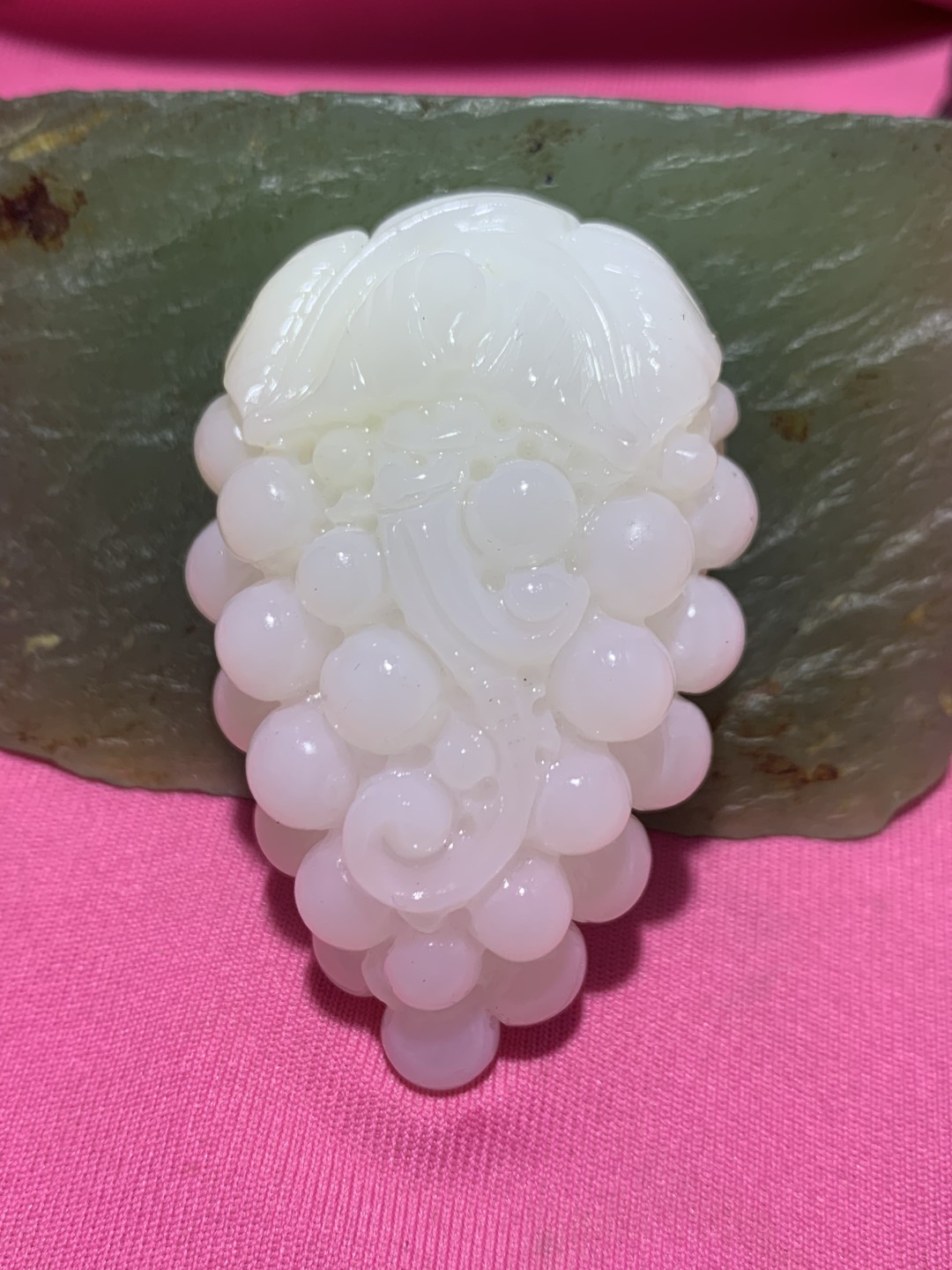 精品高玉化黄白双色料贝化玉手工俏色巧雕葡萄吊坠（把件）一个，