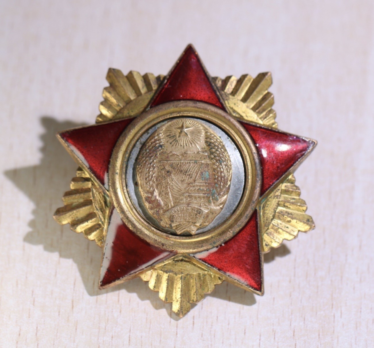 大猫徽章拍卖第215期  朝鲜🇰🇵勋章一组 其中人民军创军纪念勋章 珐琅7点钟方向有修复