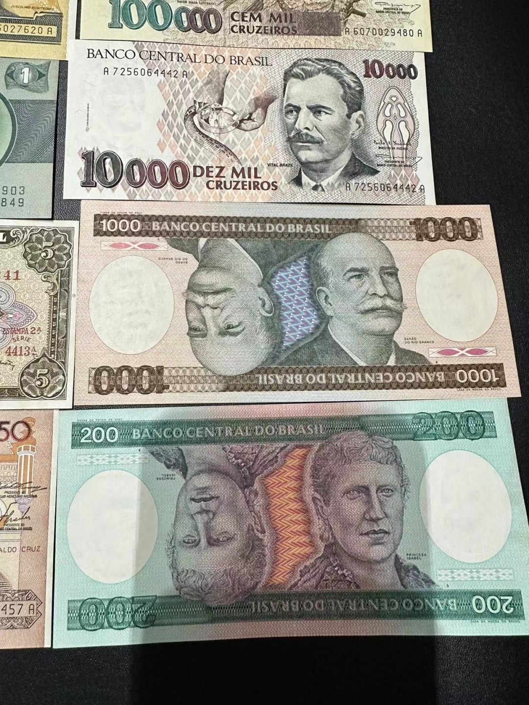 《外钞收藏家》第二百三十七期 多个国家一起 AU-UNC品相如图