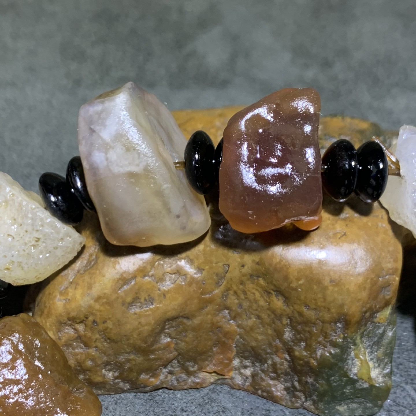 精美阿拉善玛瑙片状原石手串一条