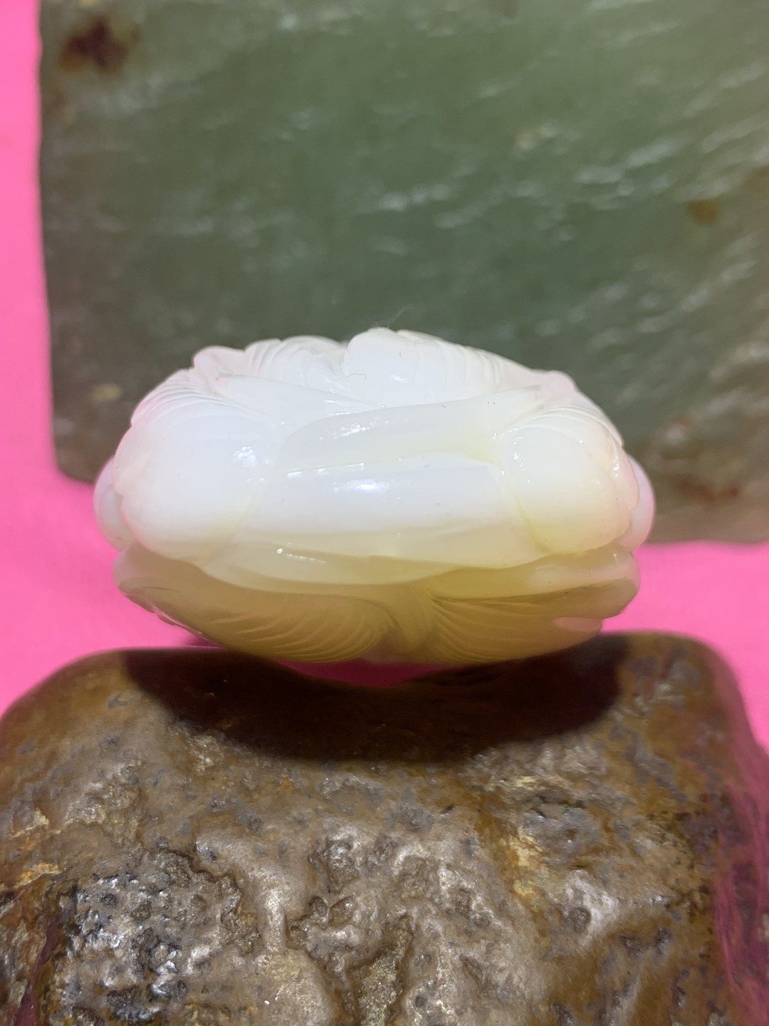精品高玉化黄白双色料贝化玉手工俏色巧雕葡萄吊坠（把件）一个，