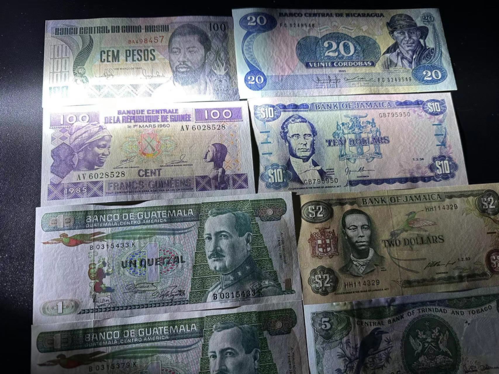 《外钞收藏家》第二百三十七期 多个国家一起 AU-UNC品相如图