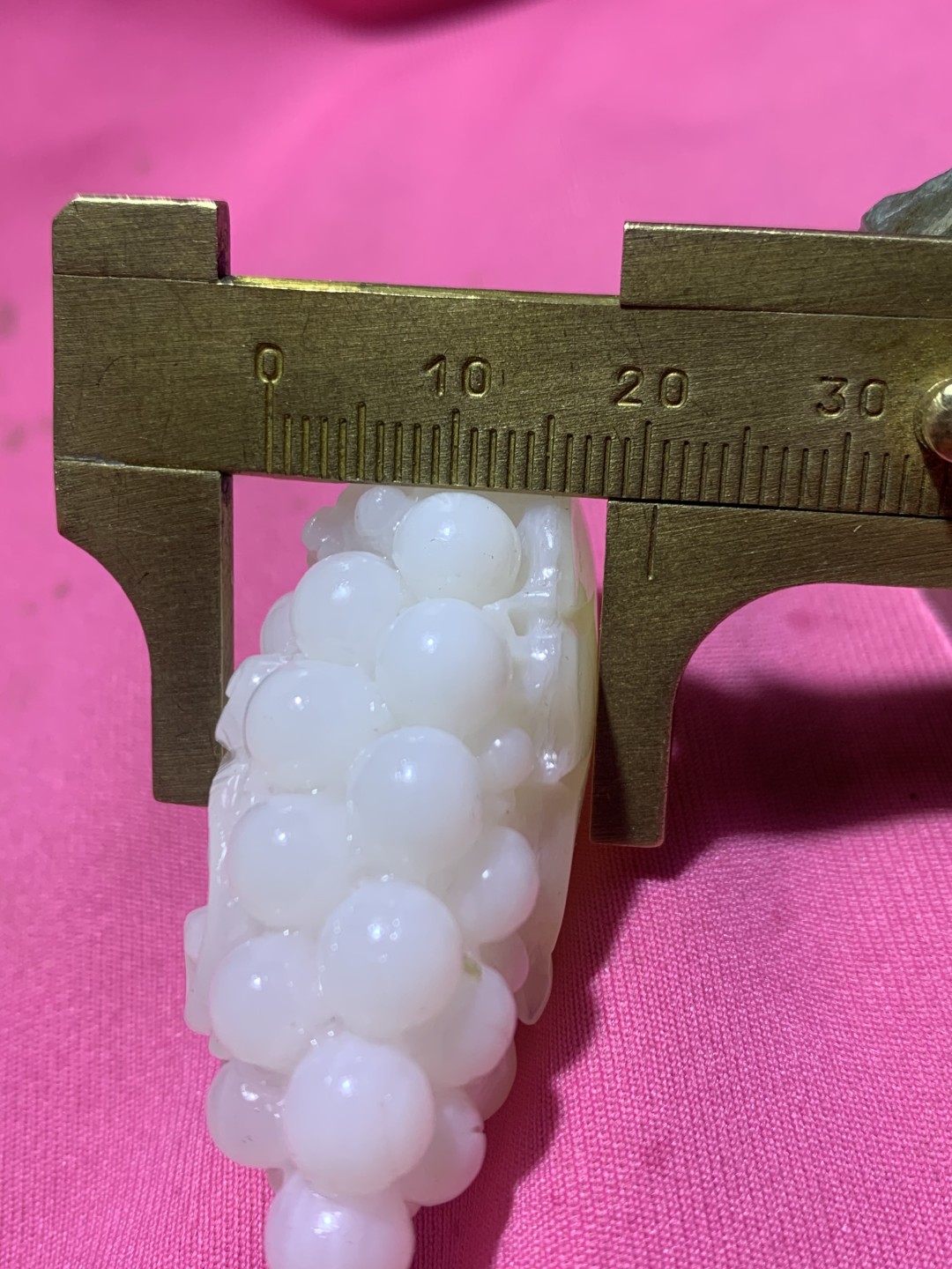 精品高玉化黄白双色料贝化玉手工俏色巧雕葡萄吊坠（把件）一个，