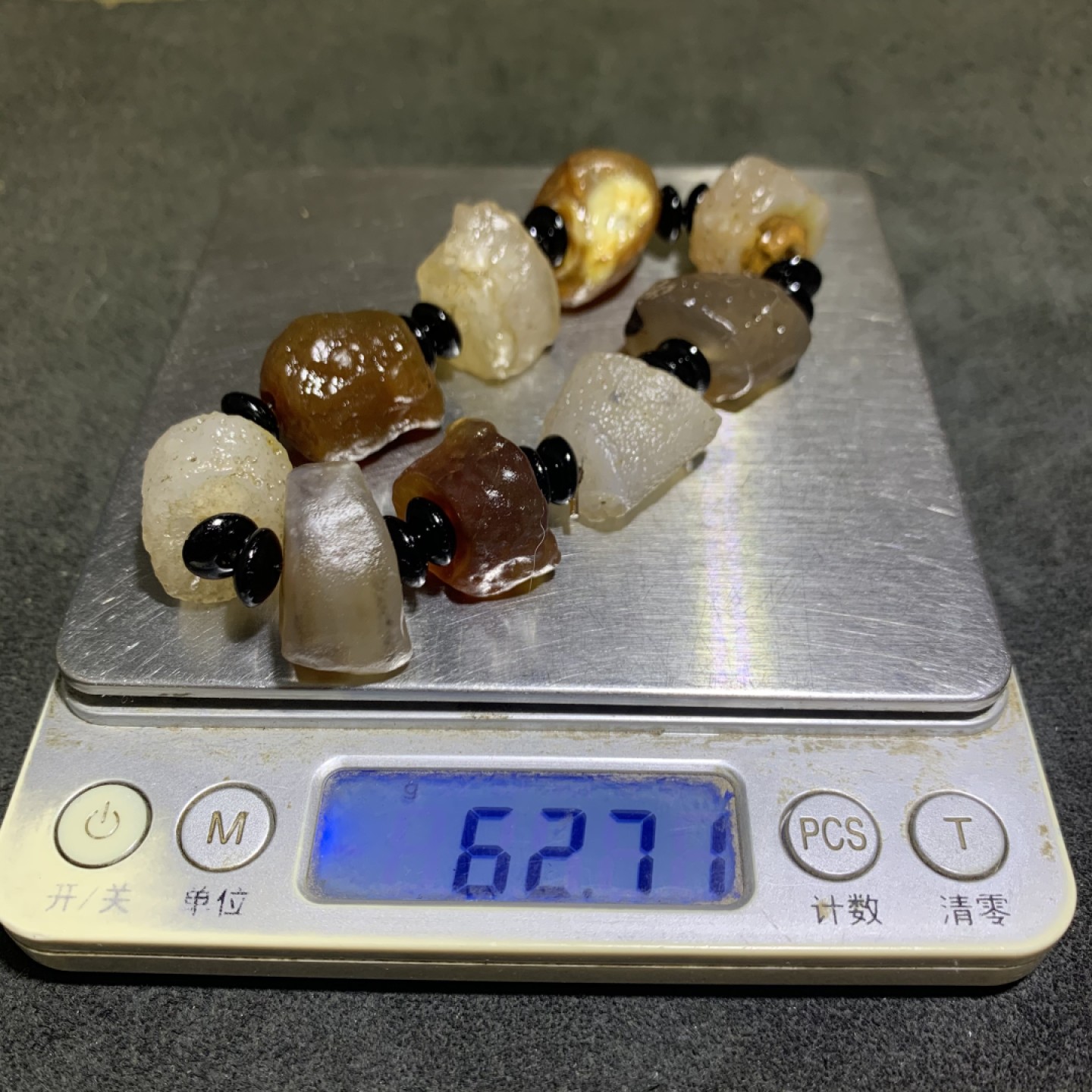 精美阿拉善玛瑙片状原石手串一条