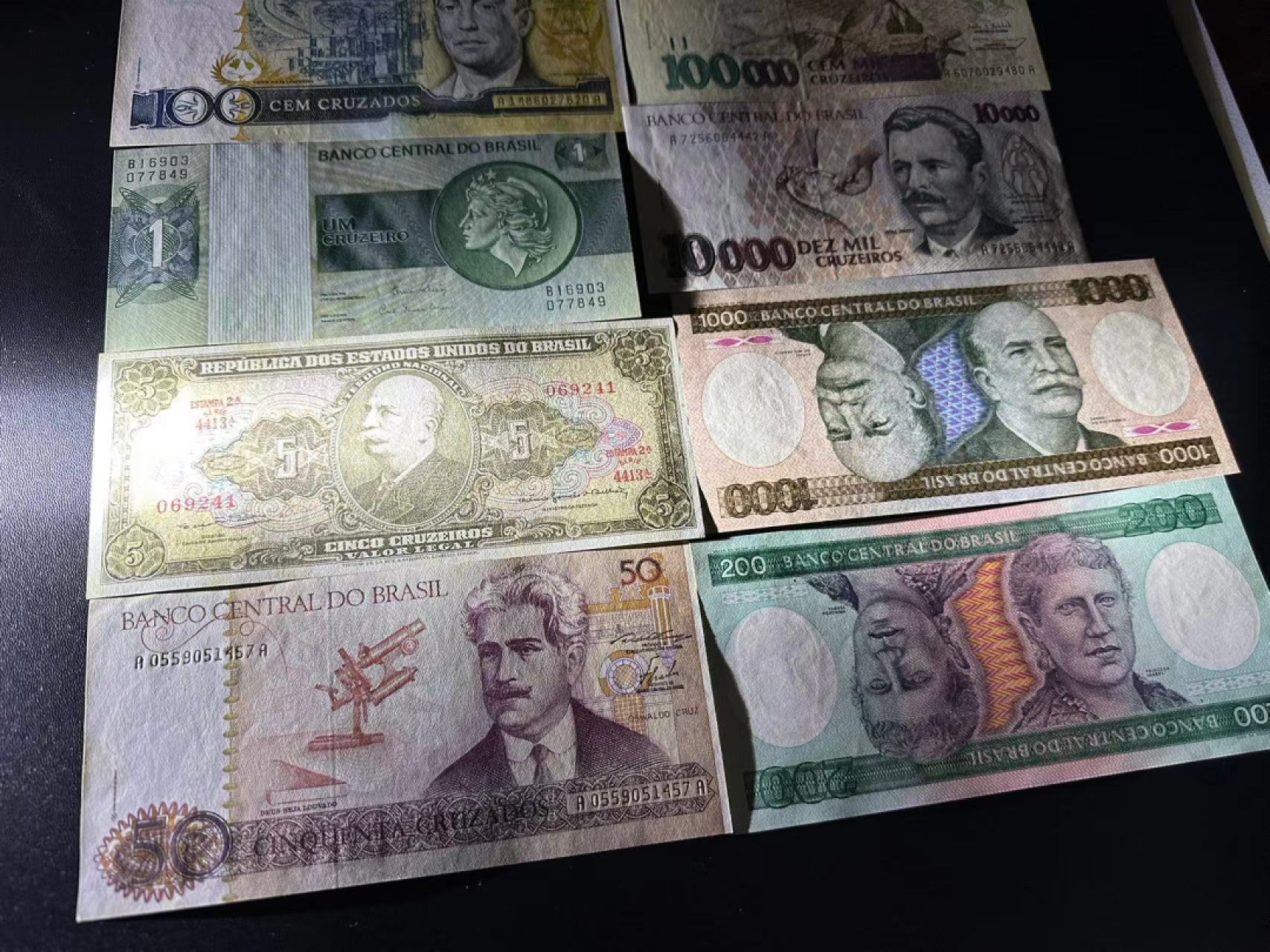 《外钞收藏家》第二百三十七期 多个国家一起 AU-UNC品相如图