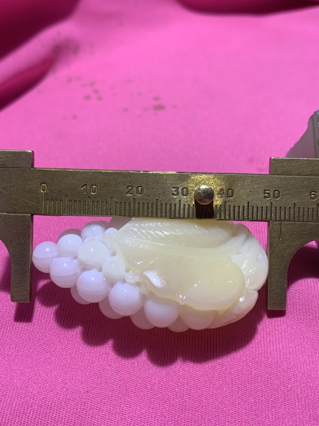 精品高玉化黄白双色料贝化玉手工俏色巧雕葡萄吊坠（把件）一个，