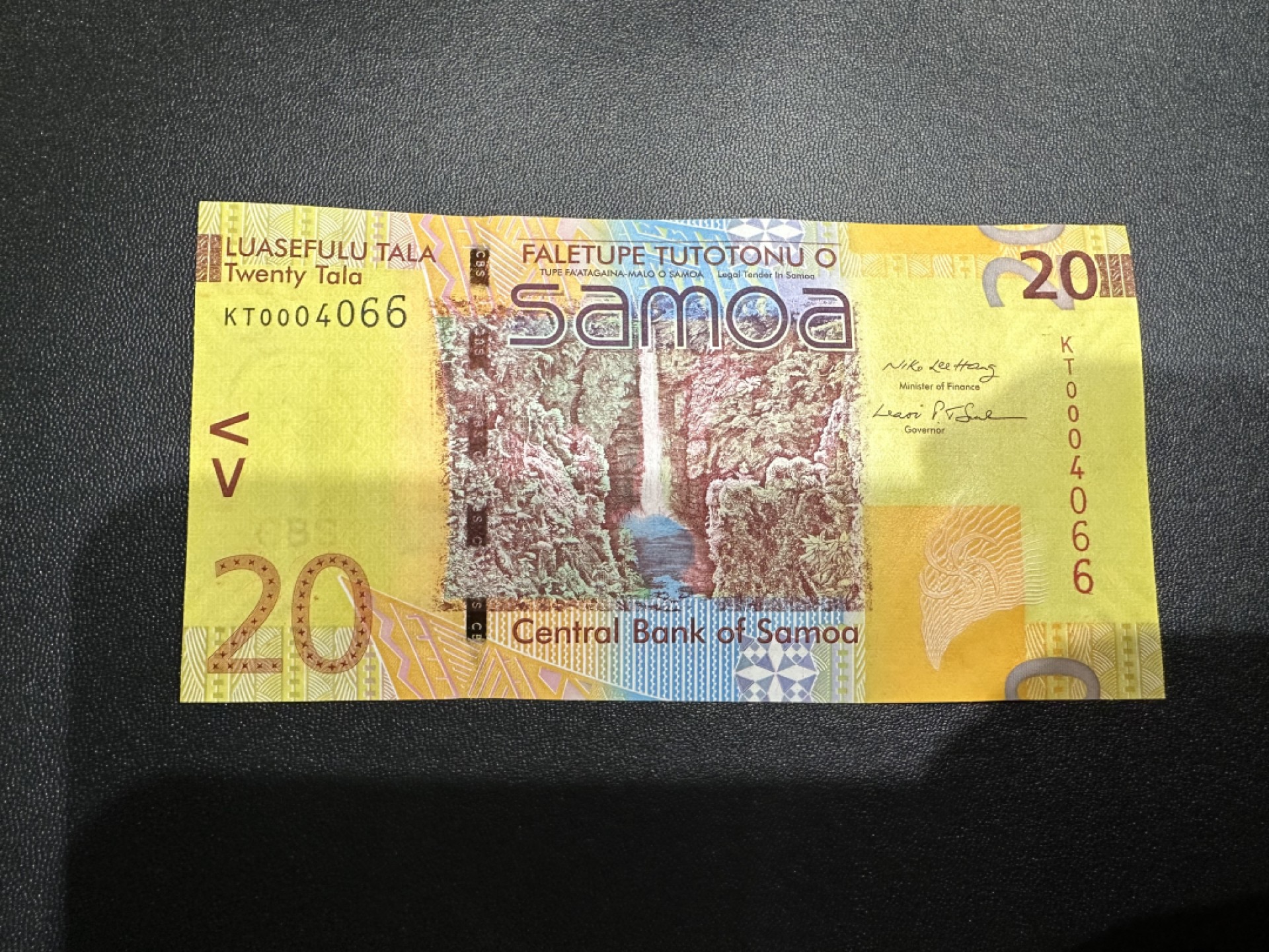 《外钞收藏家》第二百三十七期 萨摩亚20 全新UNC 尾66