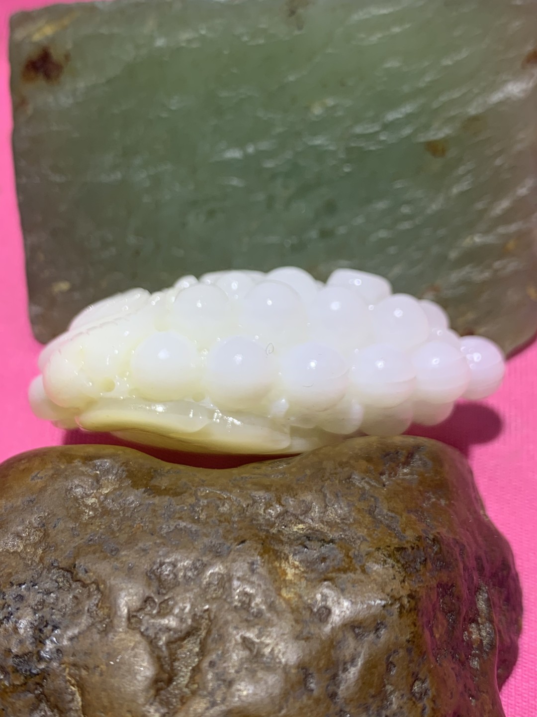 精品高玉化黄白双色料贝化玉手工俏色巧雕葡萄吊坠（把件）一个，