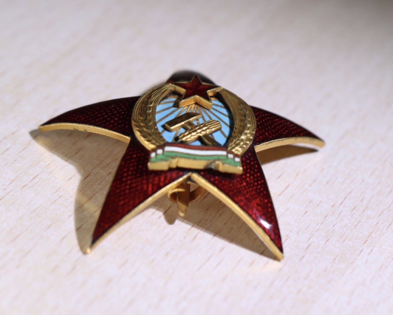 大猫徽章拍卖第215期  匈牙利(社会主义)四级国家功勋勋章星章 少见 珐琅12点方向有修复