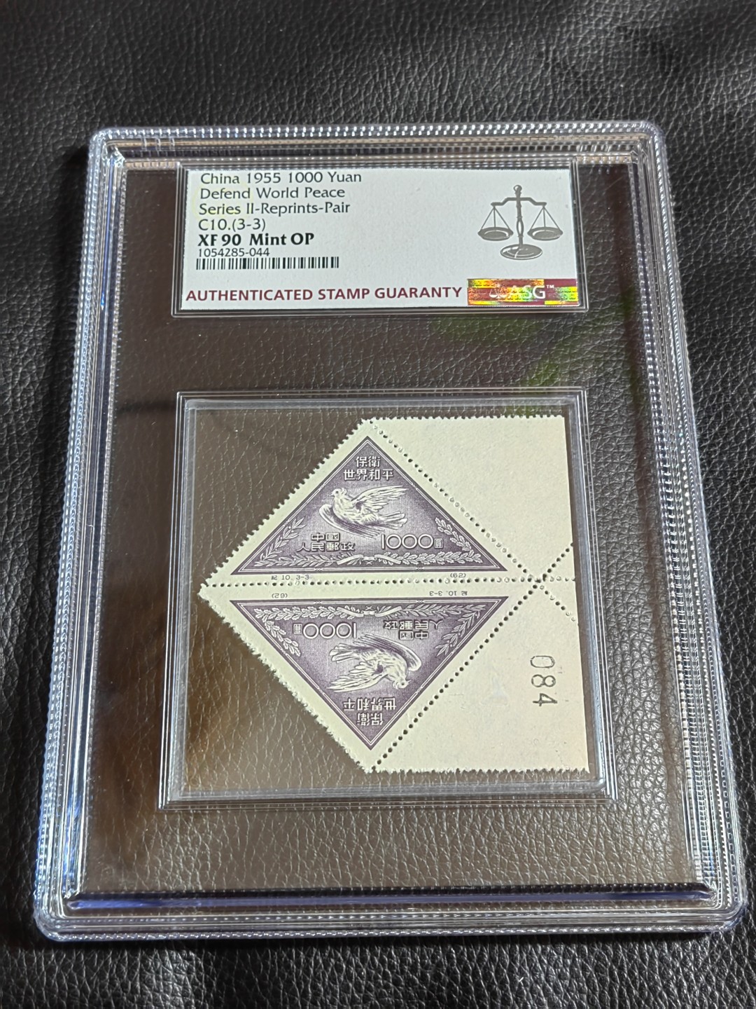 洪涛臻品批发群  精选邮票限时拍卖第一百七十二期 【稀缺数字边】新中国第一套三角形邮票   纪10和平 再版  3-3新 对票二连带边纸 ASG90高分OP【数字边】大盒带内衬，非常漂亮！！老纪特草纸票给90分非常不容易，每一枚90分都是高分，值得珍惜。品相嘎嘎绝，一手出分壳子完美无划痕，藏家首选。（注：此票是异形票，只能入大盒））