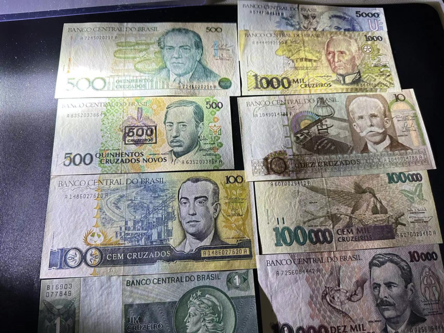 《外钞收藏家》第二百三十七期 多个国家一起 AU-UNC品相如图