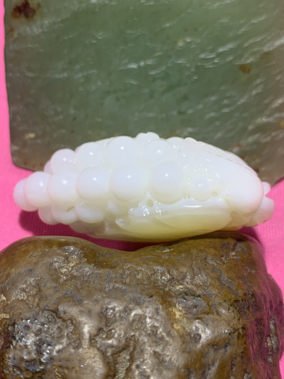 精品高玉化黄白双色料贝化玉手工俏色巧雕葡萄吊坠（把件）一个，