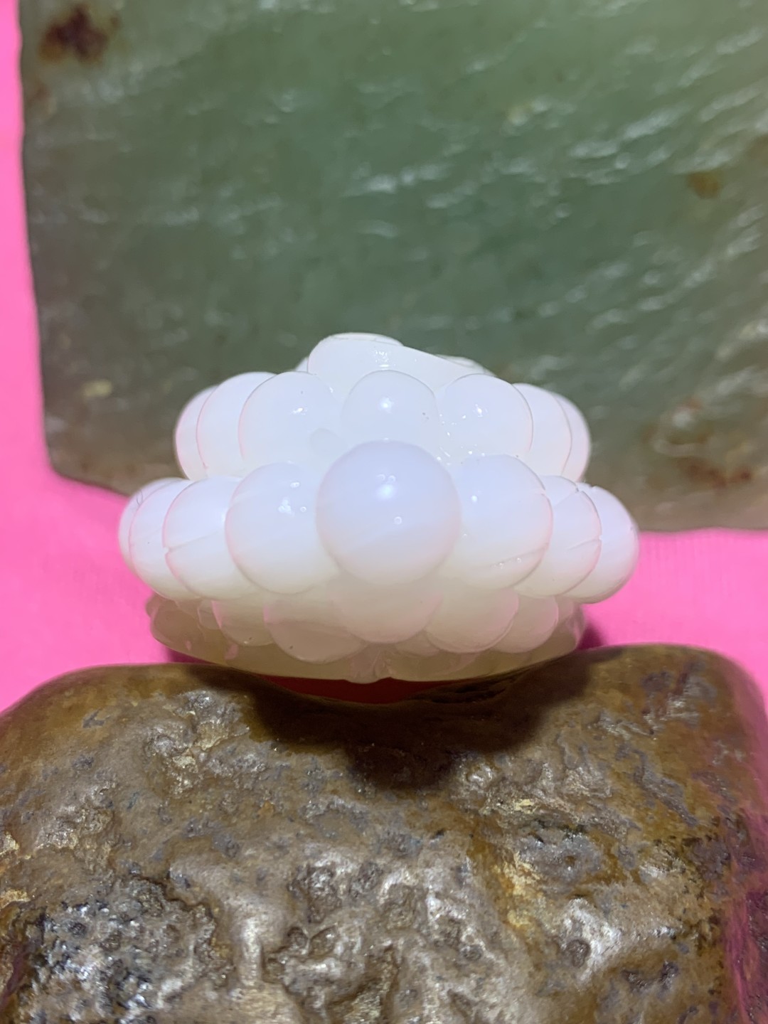 精品高玉化黄白双色料贝化玉手工俏色巧雕葡萄吊坠（把件）一个，