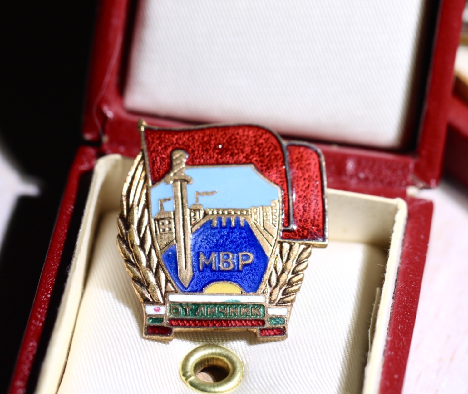 大猫徽章拍卖第215期  保加利亚内务部上校的荣誉成员和优秀成员证章套章